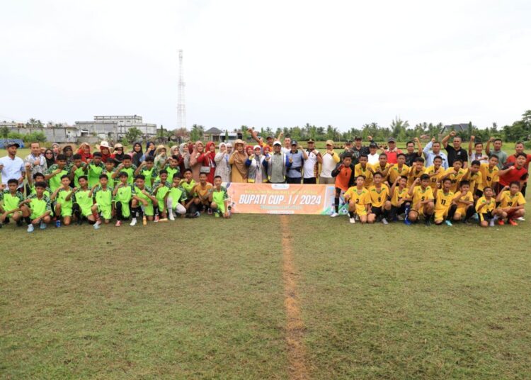 Pj Bupati Mahyuzar Tinjau Turnamen Sepak Bola Pelajar di Simpang Mulieng