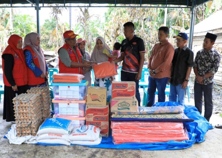 Pj Bupati Aceh Utara Serahkan Bantuan untuk Korban Kebakaran Tragis di Cot Girek