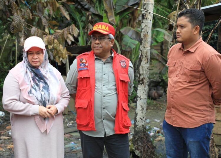 Penjabat Bupati Aceh Utara Dr. Mahyuzar M.Si, saat mengunjungi keluarga korban kebakaran tragis di Kampung Bantan, Kecamatan Cot Girek