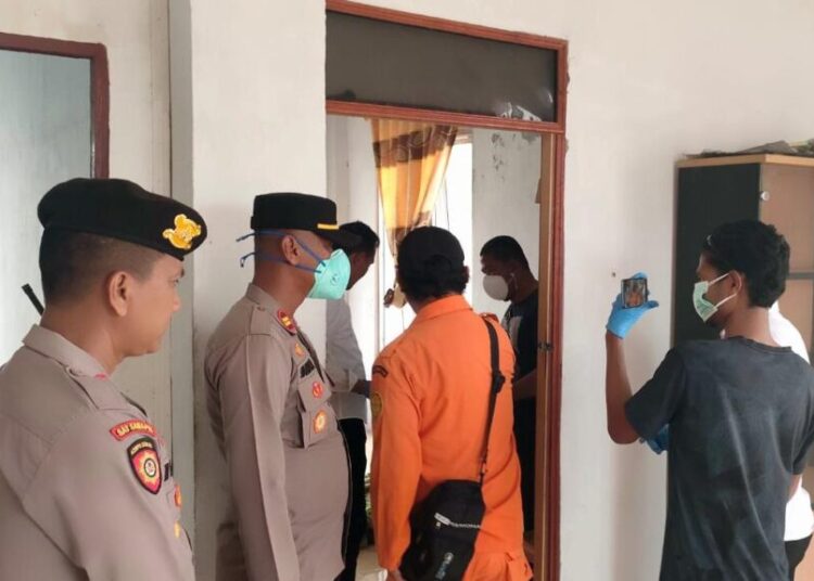 Petugas dari Polres Aceh Utara melakukan olah TKP di Kantor BPBD Aceh Utara, Landing, Lhoksukon