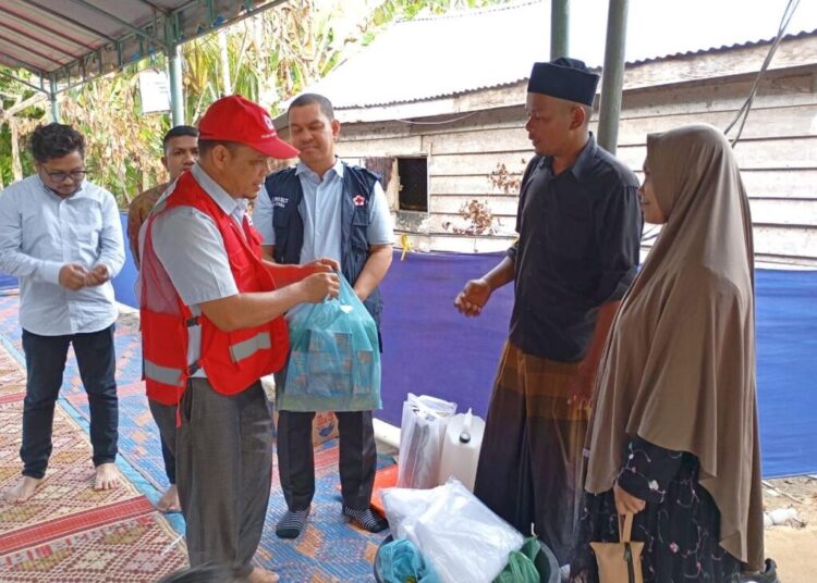 Pengurus PMI Aceh Utara menyerahkan bantuan kepada keluarga korban kebakaran di Kampung Bantan, Kecamatan Cot Girek