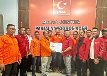 Sekjen DPP PNA Miswar Fuady menyerahkan SK Rekomendasi dari PNA kepada Calon Bupati Aceh Utara Ismail A Jalil (Ayah Wa) di Banda Aceh