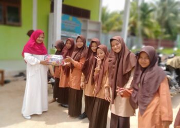 Penyerahan hadiah kepada juara lomba dalam rangka memeriahkan peringatan HUT ke-79 Kemerdekaan Republik Indonesia di SMP IT Madinah Aceh, Lhoksukon, Aceh Utara.