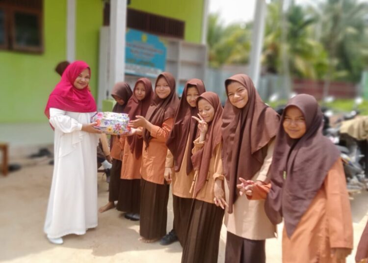 Penyerahan hadiah kepada juara lomba dalam rangka memeriahkan peringatan HUT ke-79 Kemerdekaan Republik Indonesia di SMP IT Madinah Aceh, Lhoksukon, Aceh Utara.