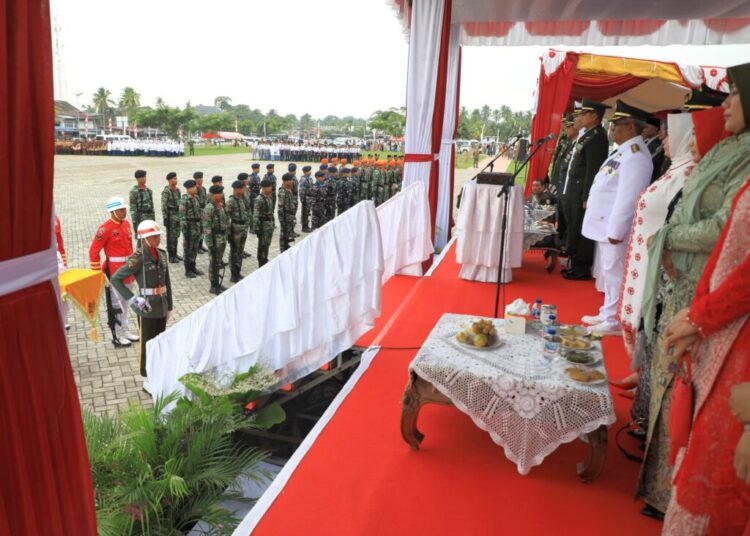 Penjabat Bupati Aceh Utara Dr Mahyuzar MSi, bertindak sebagai inspektur upacara (Irup) pada upacara pengibaran bendera Merah Putih memperingati HUT ke-79 Proklamasi Kemerdekaan RI di Lapangan Landing, Lhoksukon