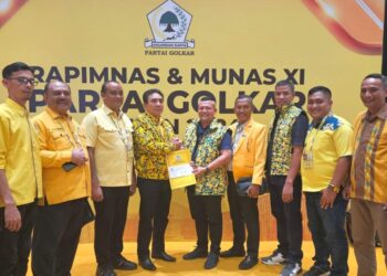 Ketua DPD I Golkar Aceh TM Nurlif menyerahkan SK Rekomendasi kepada Ismail A Jalil (Ayah Wa) dan Tarmizi (Panyang), Cabup-Cawabup Aceh Utara yang diusung Partai Aceh (PA) di kantor DPP Partai Golkar, Jakarta