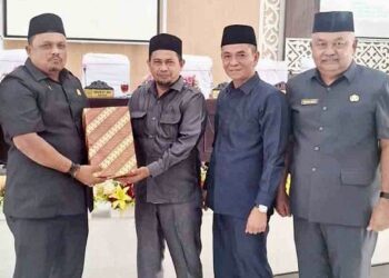 Penyerahan rancangan perubahan APBK mewakili Penjabat Bupati Aceh Utara, oleh Plh Sekda Fauzan kepada Ketua DPRK Aceh Utara, Arafat, disaksikan Ketua Panitia Anggaran Anwar Sanusi dan Sekwan Fakruradhi di Kantor DPRK setempat