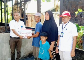 Baitul Mal Kabupaten (BMK) Aceh Utara menyalurkan bantuan sosial (Bansos) kepada keluarga korban musibah kebakaran di Gampong Cot Ara, Kecamatan Lhoksukon