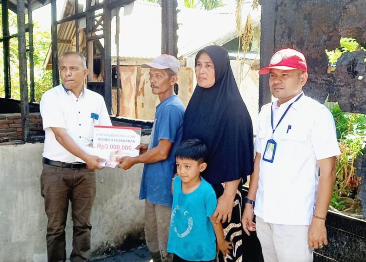 Baitul Mal Kabupaten (BMK) Aceh Utara menyalurkan bantuan sosial (Bansos) kepada keluarga korban musibah kebakaran di Gampong Cot Ara, Kecamatan Lhoksukon