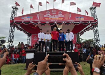 Deklarasi pasangan calon (paslon) Bupati dan Wakil Bupati Aceh Utara, H. Ismail A Jalil SE MM (Ayah Wa) dan Tarmizi (Panyang) di lapangan upacara depan kantor bupati Aceh Utara, Landing, Lhoksukon