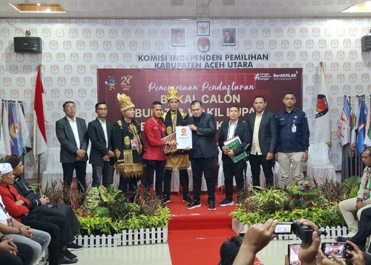 Ketua DPW PA Aceh Utara, M Jhony, menyerahkan berkas pendaftaran dan surat pernyataan dukungan parpol kepada Ketua KIP Aceh Utara Hidayatul Akbar pada saat pendaftaran paslon Cabup-Cawabup di kantor KIP Aceh Utara, Lhoksukon