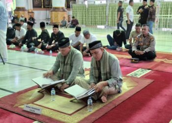 Paslon Bupati dan Wakil Bupati Aceh Utara, Ismail A Jalil alias Ayah Wa (kiri) dan Tarmizi Panyang (kanan), saat mengikuti Uji Mampu Baca Al-Qur’an yang digelar KIP Aceh Utara di Masjid Agung Baiturrahim Lhoksukon, pada Rabu, 4 September 2024 pagi.