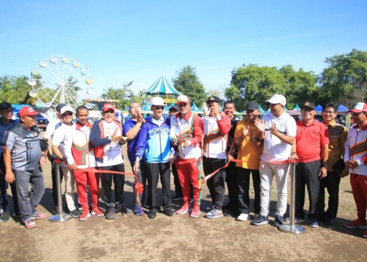 Penjabat Sekda Dayan Albar SSos MAP, meresmikan Expo UMKM di lapangan depan venue Bandara Malikussaleh, Gampong Pinto Makmur, Kecamatan Muara Batu