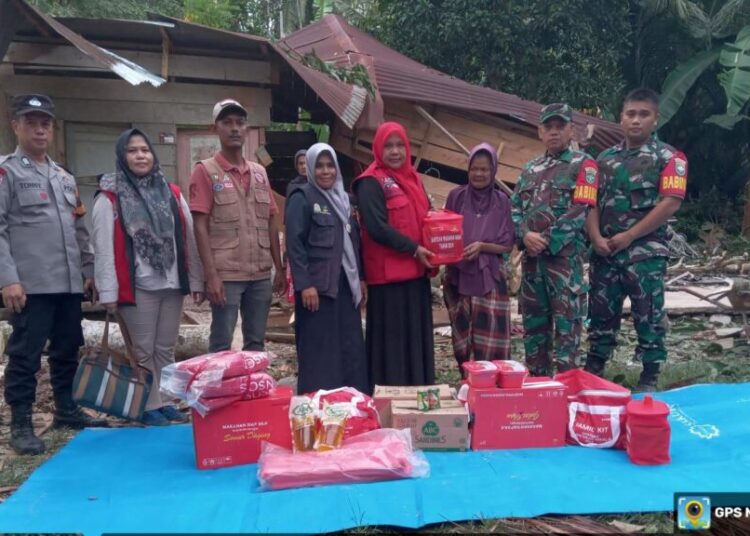 Kabid Banjamsos Dinas Sosial PPPA Aceh Utara Cut Ernalita S.Sos, mewakili Penjabat Bupati Aceh Utara Dr. Drs. Mahyuzar MSi, menyerahkan bantuan kepada korban bencana alam angin kencang di kecamatan Syamtalira Bayu, Aceh Utara