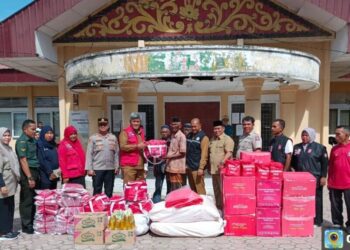 Penjabat Sekda Aceh Utara, Dayan Albar S.Sos MAP didampingi Kepala Dinas Sosial PPPA Iskandar SSTP MSP, menyerahkan bantuan kepada 22 KK korban terdampak bencana alam angin kencang di Kecamatan Kuta Makmur, Aceh Utara