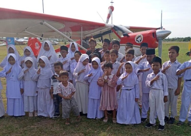 Para siswa berfoto di venue Cabor Terbang Layang PON XXI Aceh-Sumut di Bandara Malikussaleh