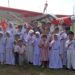 Para siswa berfoto di venue Cabor Terbang Layang PON XXI Aceh-Sumut di Bandara Malikussaleh