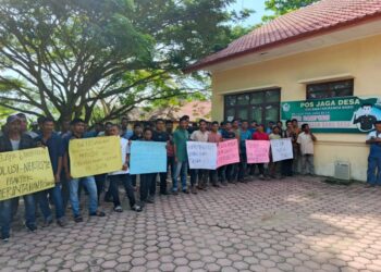 Warga Gampong Sangkelan, Kecamatan Banda Baro, Kabupaten Aceh Utara menggelar unjuk rasa di halaman Kantor Camat setempat, Selasa (10/9/2024)