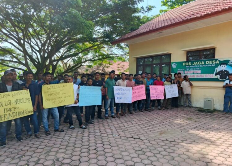 Warga Gampong Sangkelan, Kecamatan Banda Baro, Kabupaten Aceh Utara menggelar unjuk rasa di halaman Kantor Camat setempat, Selasa (10/9/2024)