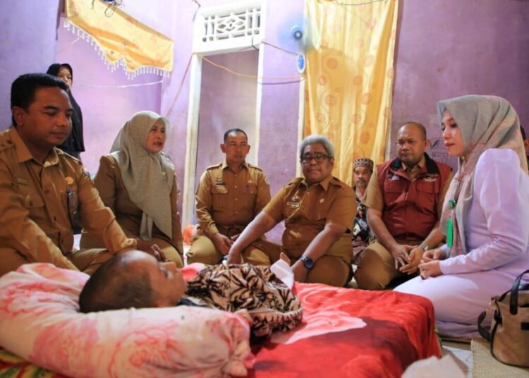 Pj Bupati Aceh Utara, Dr. Drs. Mahyuzar M.Si, menyambangi kediaman M Khalis Muktadam (12), seorang bocah yang menderita stunting, di Gampong Cot Patisah, Kecamatan Seunuddon
