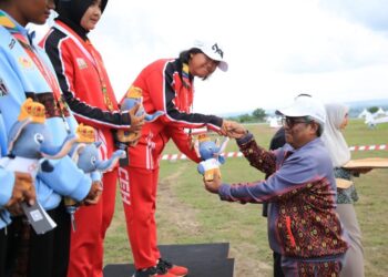 Penjabat Bupati Aceh Utara Dr Mahyuzar MSi, melakukan pengalungan medali untuk atlet Aceh peraih emas pada mata lomba duration flight dual seater beregu putri Cabor Terbang Layang Pekan Olahraga Nasional (PON) XXI Aceh-Sumut tahun 2024.