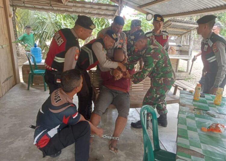 Tim Gabungan dari Satuan Samapta Polres Aceh Utara bersama Polsek dan Koramil Tanah Luas mengamankan seorang pria yang dilaporkan sebagai ODGJ di Kecamatan Tanah Luas