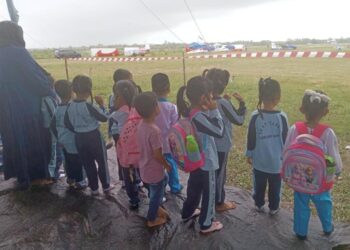 Para pelajar kembali memenuhi tribun penonton arena venue terbang layang di Bandara Malikussaleh Kabupaten Aceh Utara, Rabu (18/9/2024).