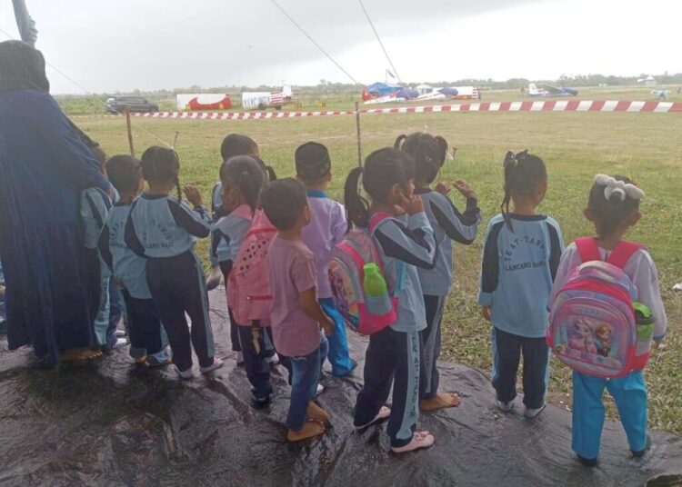 Para pelajar kembali memenuhi tribun penonton arena venue terbang layang di Bandara Malikussaleh Kabupaten Aceh Utara, Rabu (18/9/2024).
