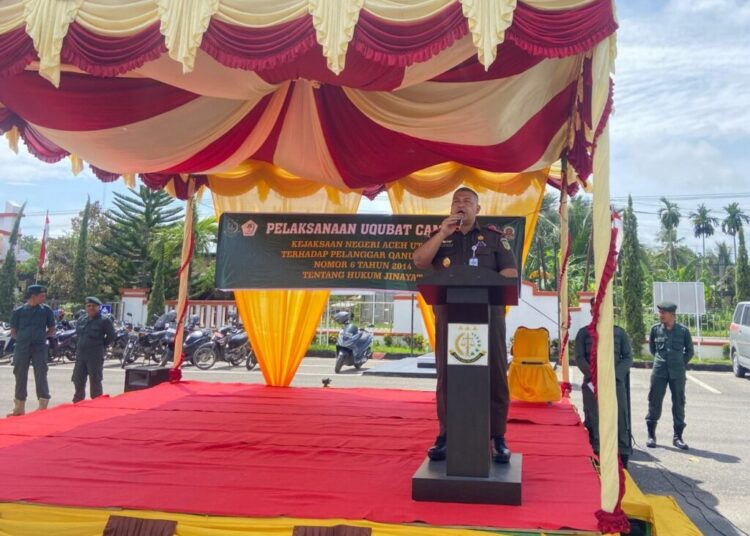 Eksekusi cambuk Terpidana pelanggar Qanun Syariat Islam di halaman kantor Kejaksaan Negeri Aceh Utara, Lhoksukon, Rabu (18/9/2024).