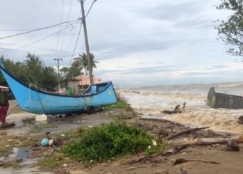 Gelombang pasang purnama meluluhlantakkan pemukiman warga di Desa Lhok Puuk, Kecamatan Seunuddon, Aceh Utara, pada Rabu (18/9/2024).