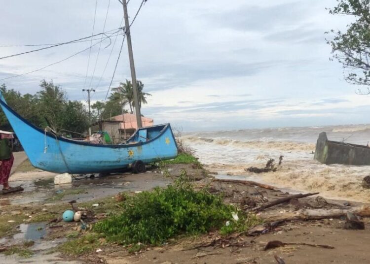 Gelombang pasang purnama meluluhlantakkan pemukiman warga di Desa Lhok Puuk, Kecamatan Seunuddon, Aceh Utara, pada Rabu (18/9/2024).