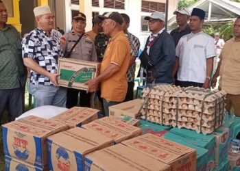 Ketua Komisi IV DPR Aceh, H. Ismail A. Jalil (Ayah Wa) menyerahkan bantuan kepada masyarakat yang mengungsi akibat bencana alam pasang purnama di meunasah Gampong Lhok Puuk, Kecamatan Seunuddon, Kamis (19/9/2024).