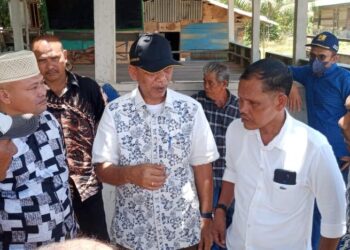 Plt. Kepala Dinas PUPR Aceh Utara, Ir. Jaffar ST, saat meninjau lokasi bencana alam gelombang pasang purnama di Desa Lhok Puuk, Kecamatan Seunuddon, Kamis (19/9/2024).