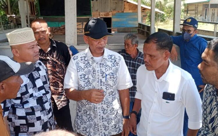 Plt. Kepala Dinas PUPR Aceh Utara, Ir. Jaffar ST, saat meninjau lokasi bencana alam gelombang pasang purnama di Desa Lhok Puuk, Kecamatan Seunuddon, Kamis (19/9/2024).