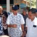 Plt. Kepala Dinas PUPR Aceh Utara, Ir. Jaffar ST, saat meninjau lokasi bencana alam gelombang pasang purnama di Desa Lhok Puuk, Kecamatan Seunuddon, Kamis (19/9/2024).