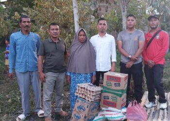 Anggota DPRK Aceh Utara Muhammad Rizal menyerahkan bantuan kepada korban musibah kebakaran di Gampong Lueng Baro, Kecamatan Lapang, pada Rabu (25/9/2024) sore.