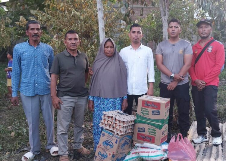 Anggota DPRK Aceh Utara Muhammad Rizal menyerahkan bantuan kepada korban musibah kebakaran di Gampong Lueng Baro, Kecamatan Lapang, pada Rabu (25/9/2024) sore.