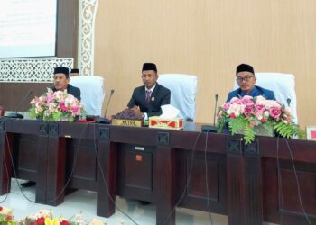 Ketua Sementara DPRK Aceh Utara, Bukhari SE, memimpin Sidang Paripurna penetapan Fraksi DPRK, Rabu (25/9/2024)