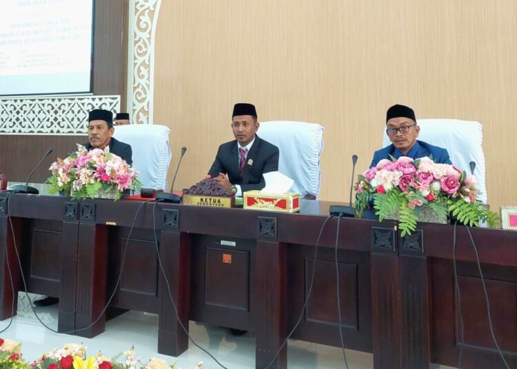 Ketua Sementara DPRK Aceh Utara, Bukhari SE, memimpin Sidang Paripurna penetapan Fraksi DPRK, Rabu (25/9/2024)