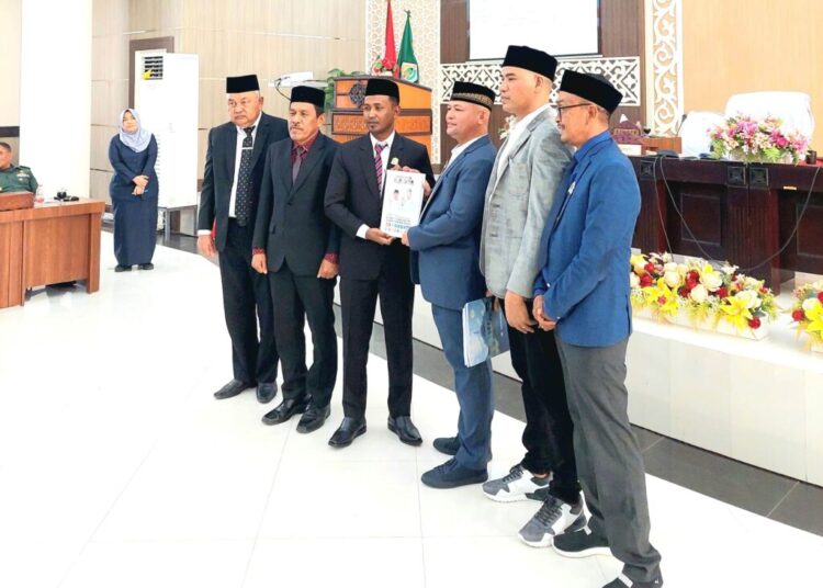 Paslon Bupati dan Wakil Bupati Aceh Utara H. Ismail A Jalil SE MM (Ayah Wa) dan Tarmizi Panyang S.I.Kom (Panyang), menyerahkan dokumen visi dan misi kepada Ketua Sementara DPRK Aceh Utara Bukhari SE, dalam sidang paripurna istimewa DPRK, Rabu, (25/9/2024)