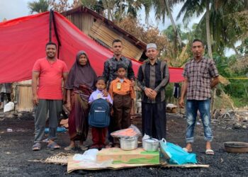 SMP IT Insan Muda Serahkan Perlengkapan Sekolah dan Peralatan Dapur untuk Korban Kebakaran di Lapang