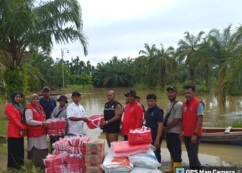 Kepala Dinas Sosial PPPA Aceh Utara Iskandar SSTP MSP, menyerahkan bantuan masa panik untuk korban banjir di Gampong Lawang, Kecamatan Matangkuli, Selasa (8/10/2024).