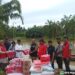 Kepala Dinas Sosial PPPA Aceh Utara Iskandar SSTP MSP, menyerahkan bantuan masa panik untuk korban banjir di Gampong Lawang, Kecamatan Matangkuli, Selasa (8/10/2024).