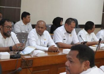 Kepala Dinas Sosial PPPA Kabupaten Aceh Utara, Iskandar SSTP MSP, memaparkan strategi pengentasan kemiskinan pada rapat koordinasi dan sinkronisasi data masyarakat miskin dalam rangka percepatan penghapusan kemiskinan di Kantor Bupati Aceh Utara, Lhoksukon, Rabu (16/10/2024).