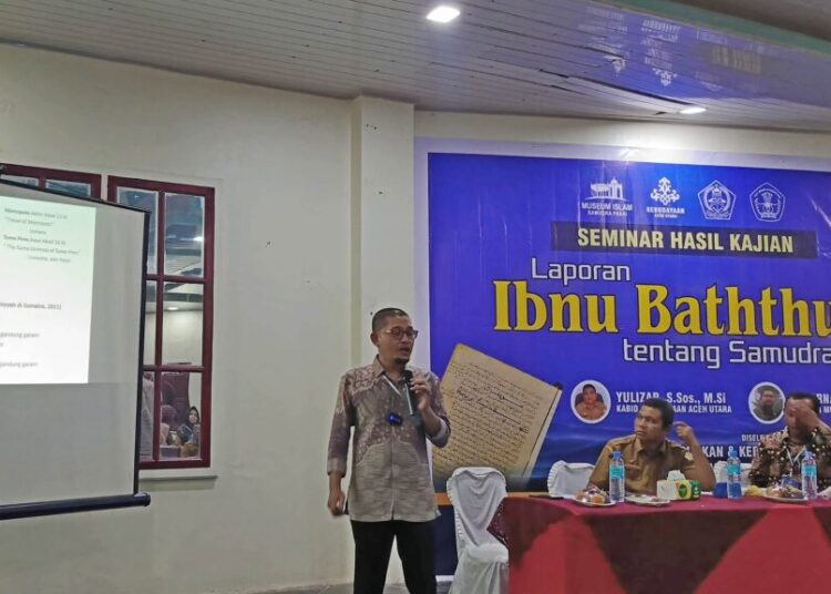 Peneliti sejarah Islam dari LSM CISAH, Sukarna Putra menjadi narasumber dalam Seminar hasil kajian laporan perjalanan Sang Penjelajah asal Maroko Ibnu Baththutah di aula Hotel Lido Graha, Lhokseumawe, Selasa (22/10/2024).