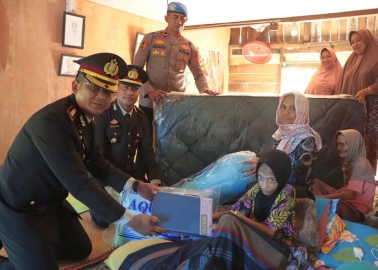 Kapolres Aceh Utara, AKBP Nanang Indra Bakti SH SIK, mengunjungi rumah pelukis disabilitas, Rohani Yusuf, yang telah selesai di renovasi di Gampong Pulo, Kecamatan Syamtalira Aron, Senin (28/10/2024).