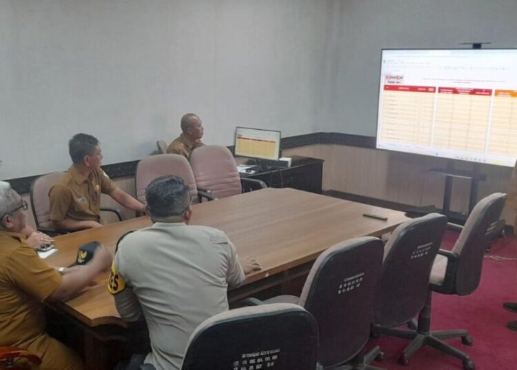 Pj Bupati Aceh Utara Dr Mahyuzar MSi, bersama Komisioner KIP Aceh dan pejabat Biro Pemerintahan Setdaprov Aceh meninjau ruangan Tim Desk Pilkada 2024 Pemkab Aceh Utara. Foto: Humas