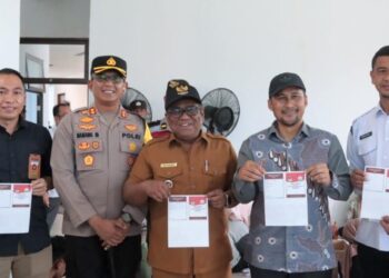 Pengawasan kegiatan sortir dan pelipatan surat suara di gudang logistik KIP Aceh Utara, Gampong Alue Drien, Kecamatan Lhoksukon, Minggu (3/11/2024).