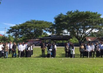 Pelantikan Petugas Kelompok Penyelenggara Pemungutan Suara (KPPS) se-Kecamatan Nibong di lapangan bola kaki Desa Sumbok Rayeuk, Kamis (7/11/2024).