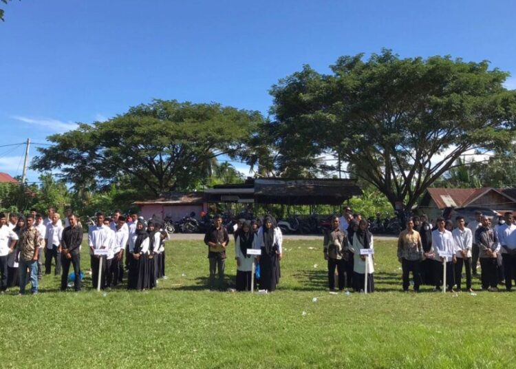 Pelantikan Petugas Kelompok Penyelenggara Pemungutan Suara (KPPS) se-Kecamatan Nibong di lapangan bola kaki Desa Sumbok Rayeuk, Kamis (7/11/2024).